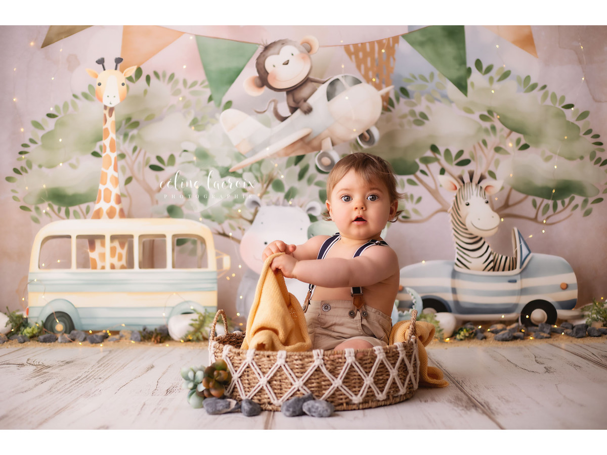 Fond photo bébé et smash cake Croko Voyage – bus et animaux de safari avec fanions | Colors&Drops