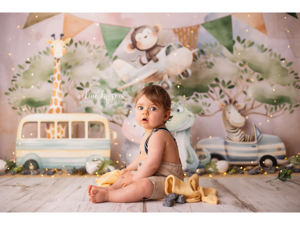 Fond photo bébé et smash cake Croko Voyage – bus et animaux de safari avec fanions | Colors&Drops