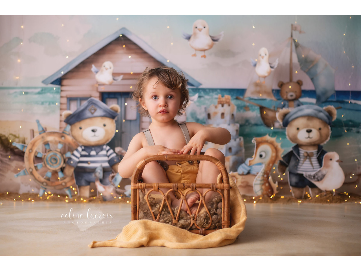 Fond photo bébé et smash cake Ours de Plage – oursons marins devant une cabane de plage | Colors&Drops