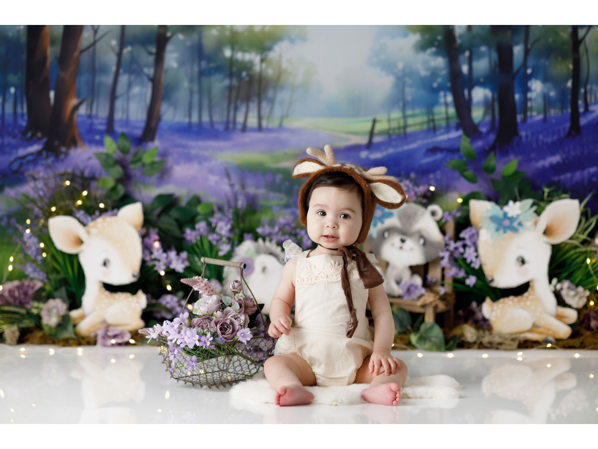 Fond photo bébé et smash cake Bleuet – bébés animaux dans une forêt de jacinthes | Colors&Drops