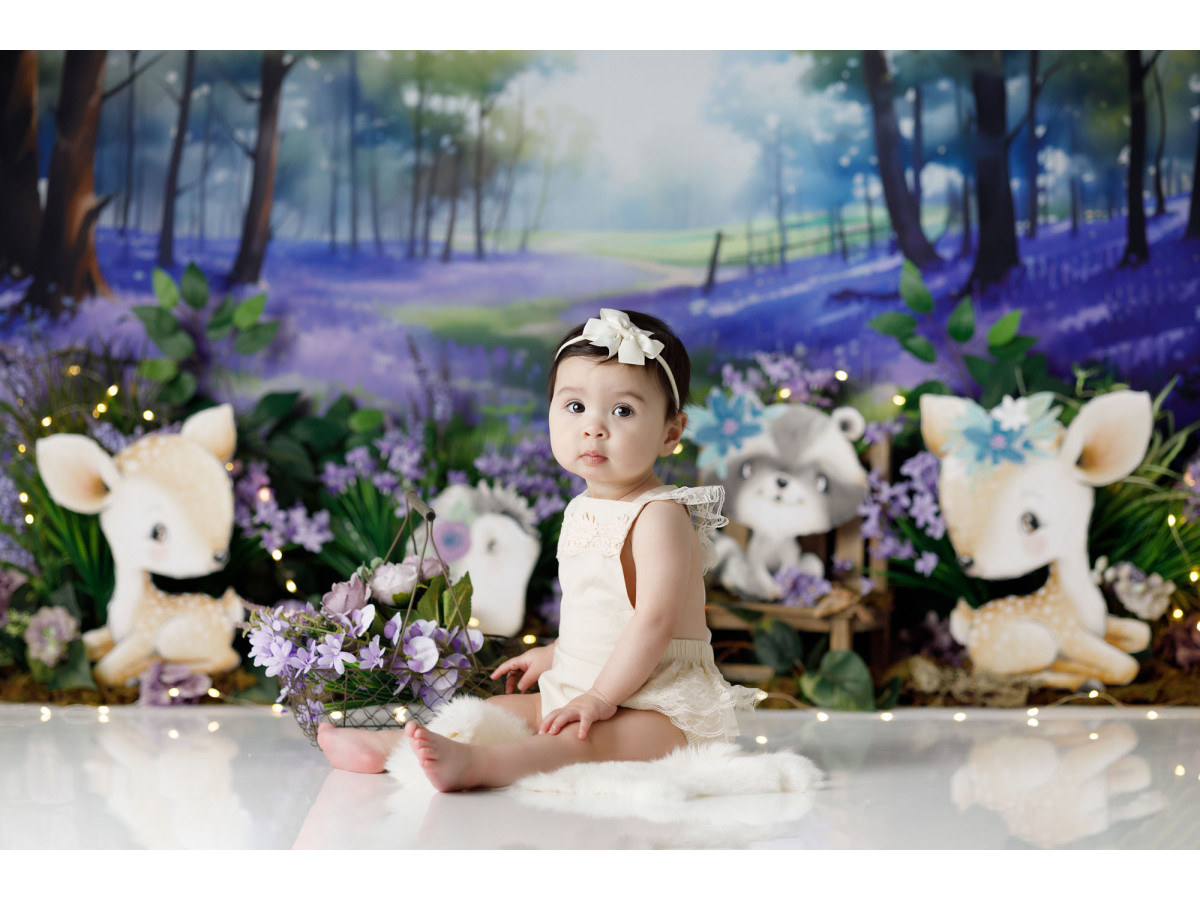 Fond photo bébé et smash cake Bleuet – bébés animaux dans une forêt de jacinthes | Colors&Drops