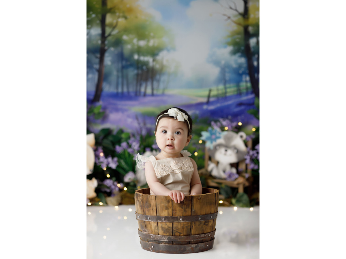 Fond photo bébé et smash cake Bleuet – bébés animaux dans une forêt de jacinthes | Colors&Drops