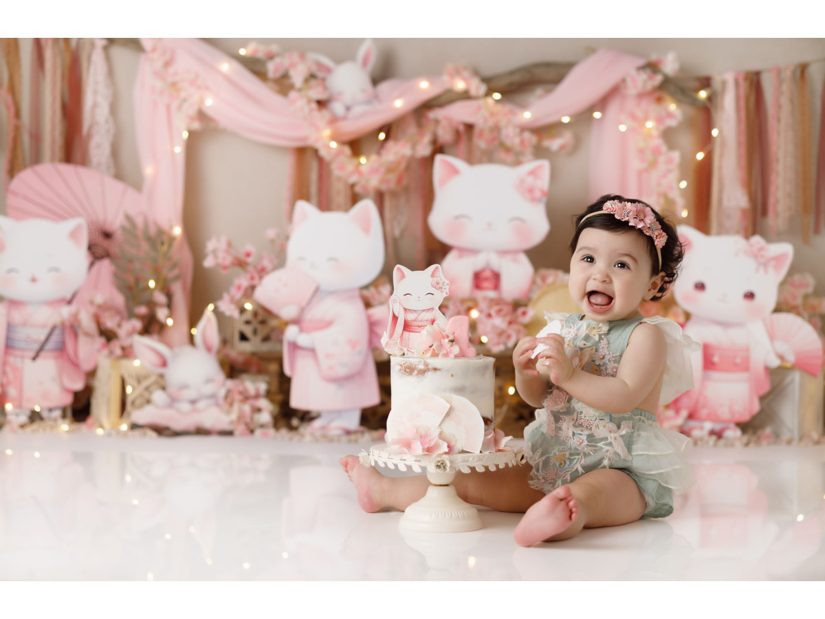 Fond photo bébé et smash cake Cherry Cats – chatons en kimono avec guirlande de tissus roses | Colors&Drops