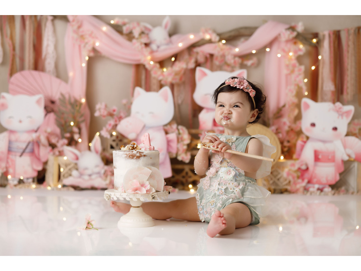 Fond photo bébé et smash cake Cherry Cats – chatons en kimono avec guirlande de tissus roses | Colors&Drops