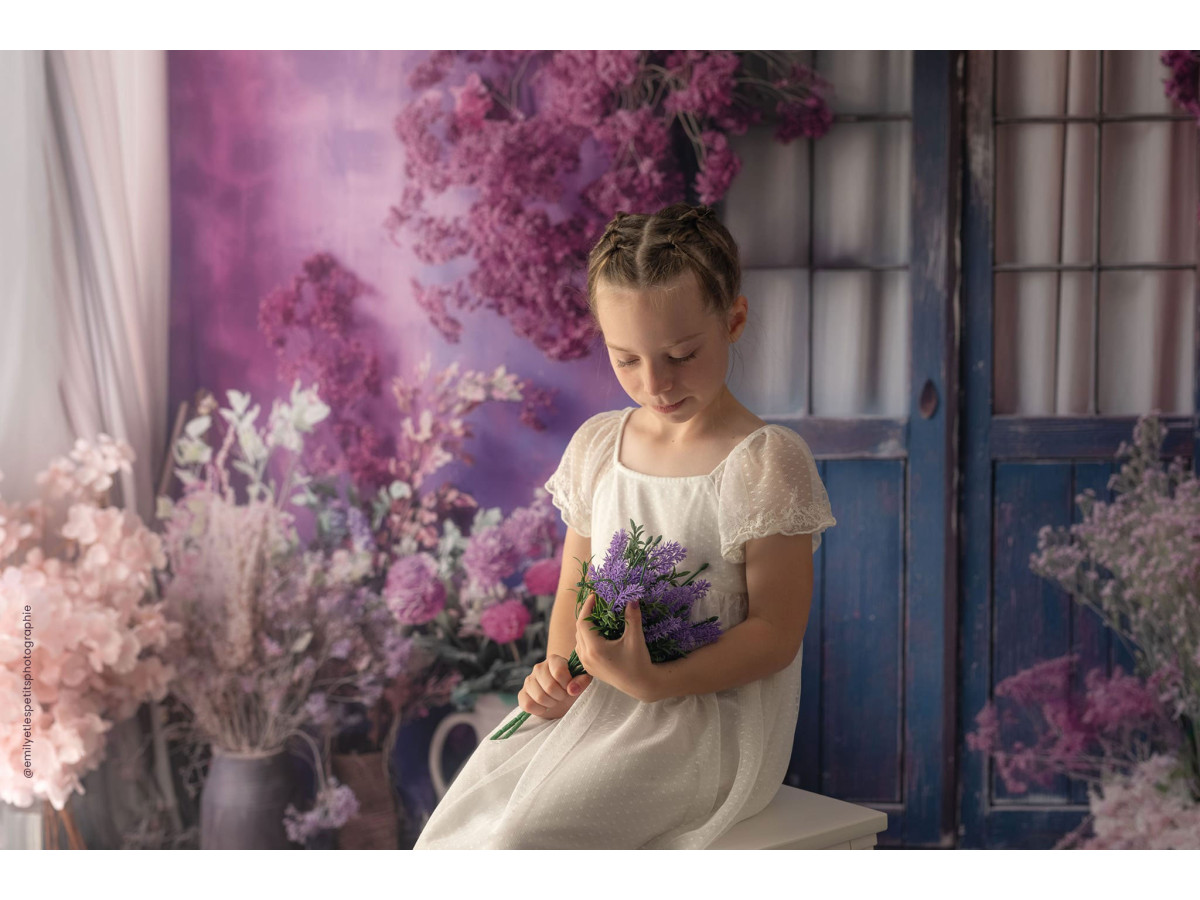 Floral photo backdrop Kalaras – blue French door with purple flowers and vases | Colors&Drops