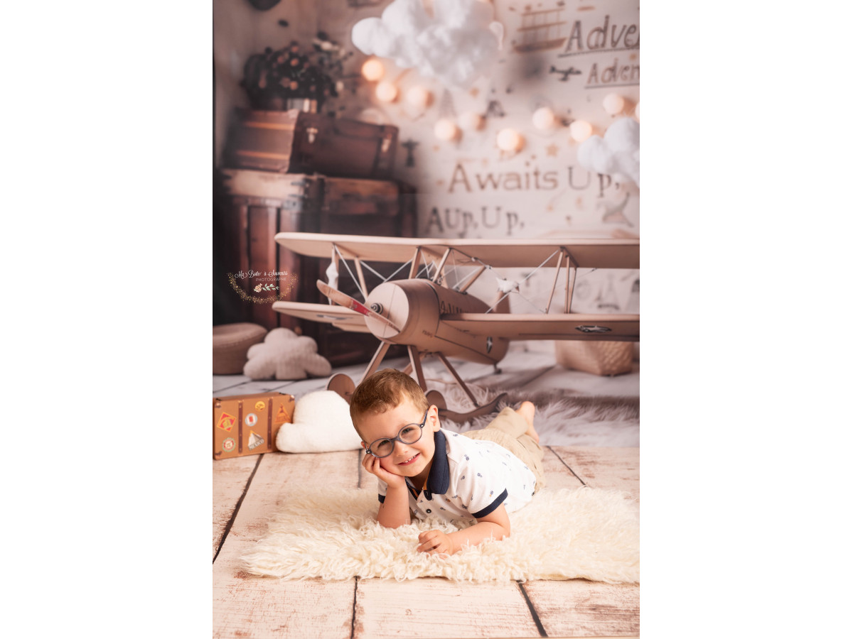 Fondo fotográfico de bebé y smash cake Flying Adventure – avión de madera vintage con maletas y guirnalda de | Colors&Drops