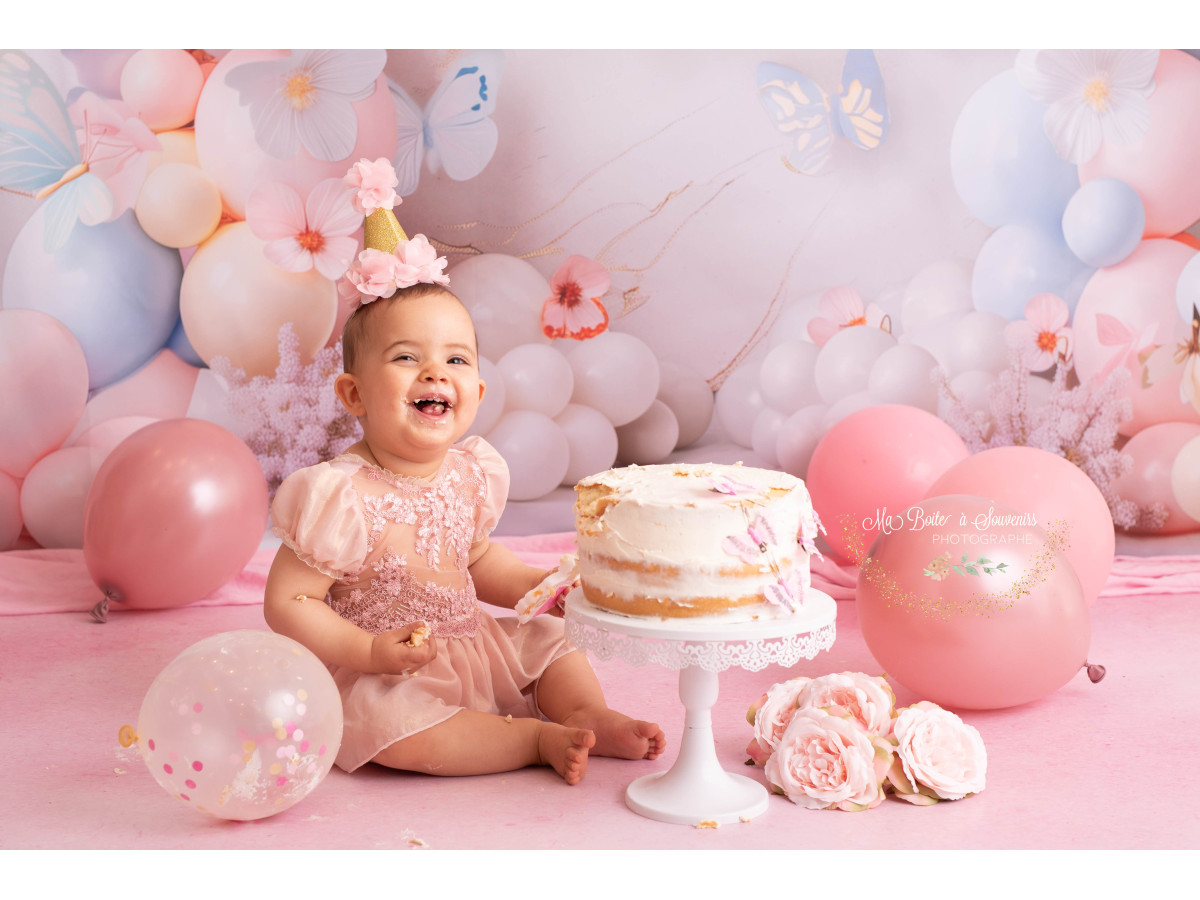 Baby & cake smash photo backdrop Cristal – pastel balloon arch with butterflies and flowers | Colors&Drops
