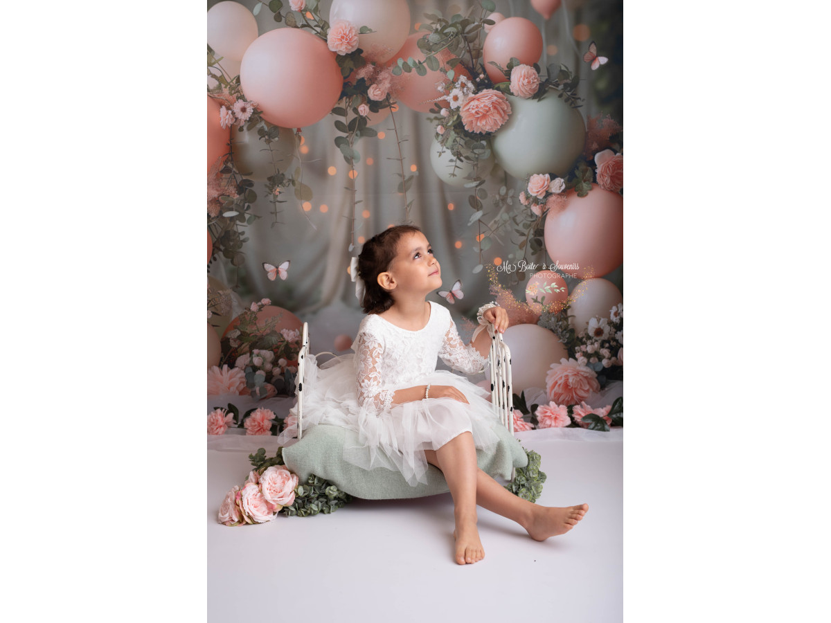 Fond photo bébé et smash cake Jadana – arche de ballons pastel et fleurs avec papillons | Colors&Drops
