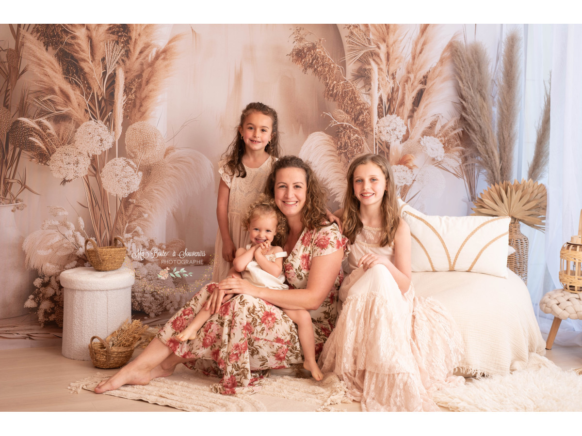 Maternity & portrait photo backdrop Annie – wall arch with pampas vases and dried flowers | Colors&Drops