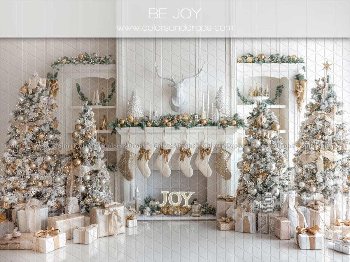 Fondo fotográfico de Navidad Be Joy – chimenea blanca con calcetines y árboles nevados | Colors&Drops