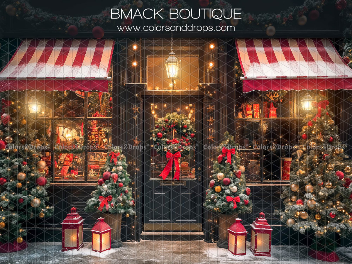 Fond photo de Noël Bmack Boutique – devanture de boutique avec stores rayés et sapins | Colors&Drops