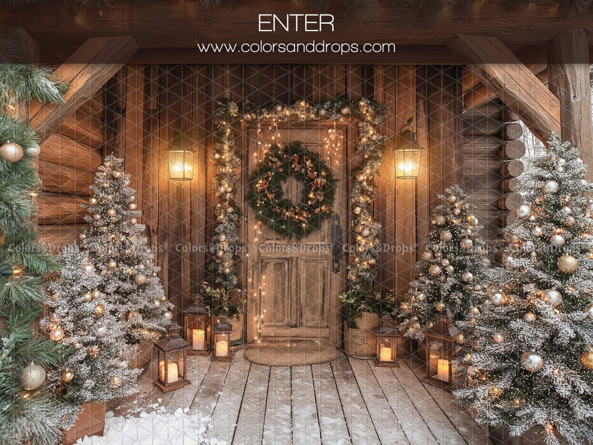 Fond photo de Noël Enter – porte de chalet en bois avec sapins enneigés | Colors&Drops