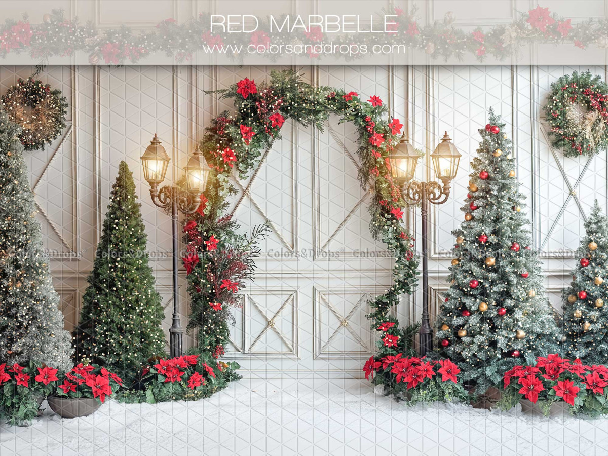 Fond photo de Noël Red Marbelle – boiseries blanches avec arche de Noël et sapins | Colors&Drops