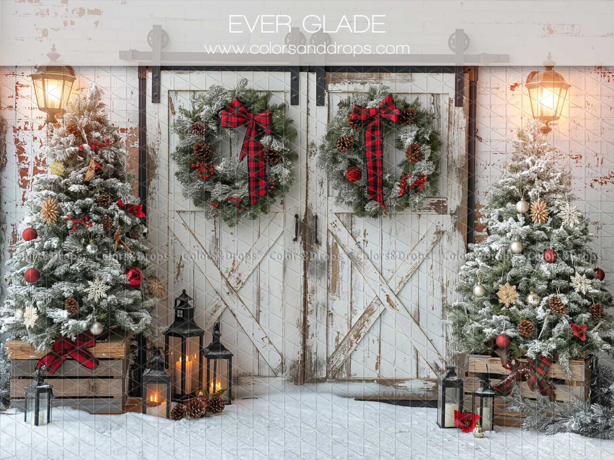 Fond photo de Noël Everglade – portes de grange blanches avec couronnes et lanternes | Colors&Drops