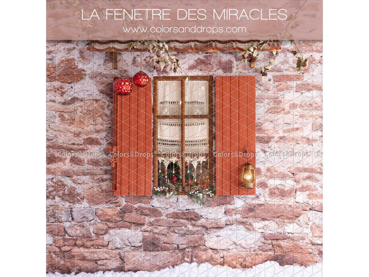 Fond photo latéral de Noël La Fenetre des Miracles – fenêtre aux volets rouges sur mur en brique | Colors&Drops