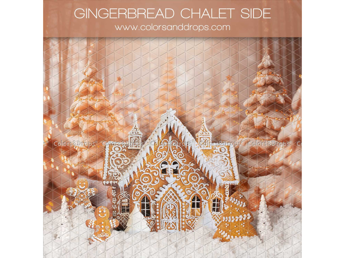 Fond photo latéral de Noël Gingerbread Chalet Side – chalet en pain d'épices entre sapins | Colors&Drops