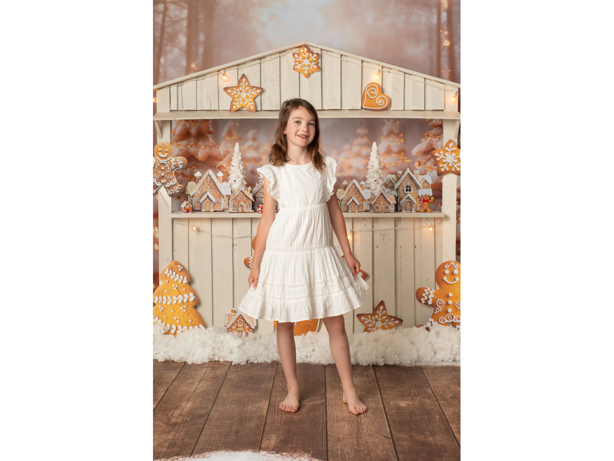 Fond photo de Noël Gingerbread Chalet – stand blanc décoré de biscuits pain d'épices | Colors&Drops