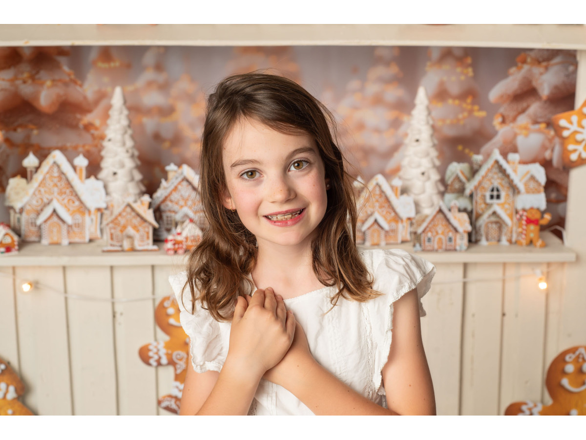 Fondo fotográfico de esquina de Navidad Gingerbread Chalet – chalet de jengibre con suelo de madera | Colors&Drops