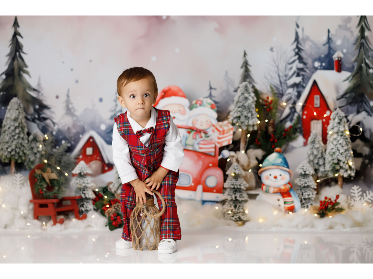 Fond photo de Noël Tut Tut Santa – voiture rouge du Père Noël dans un village enneigé | Colors&Drops