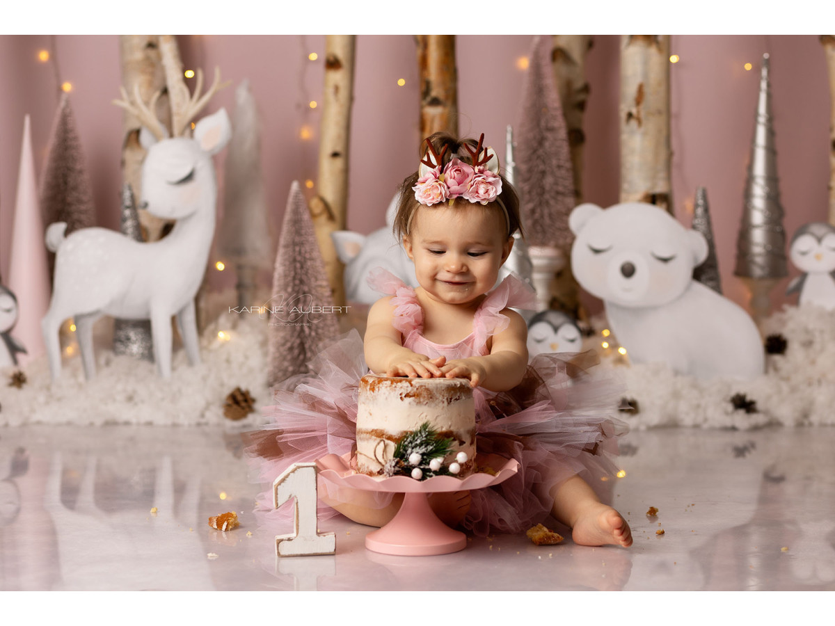 Fond photo de Noël Foret Polaire – forêt de bouleaux rose avec renne et ours polaires | Colors&Drops