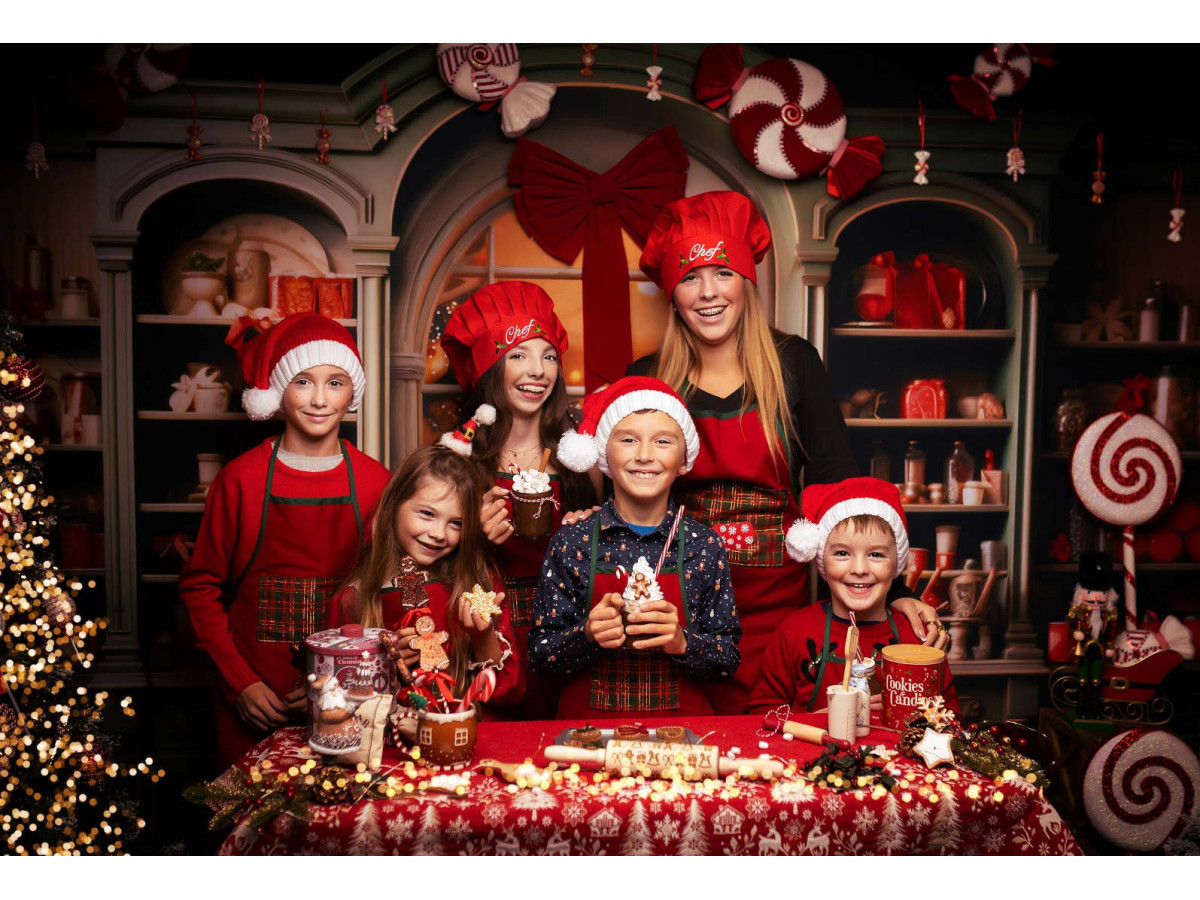 Christmas photo backdrop Old Candy Kitchen – Christmas candy kitchen with lollipops and tree | Colors&Drops