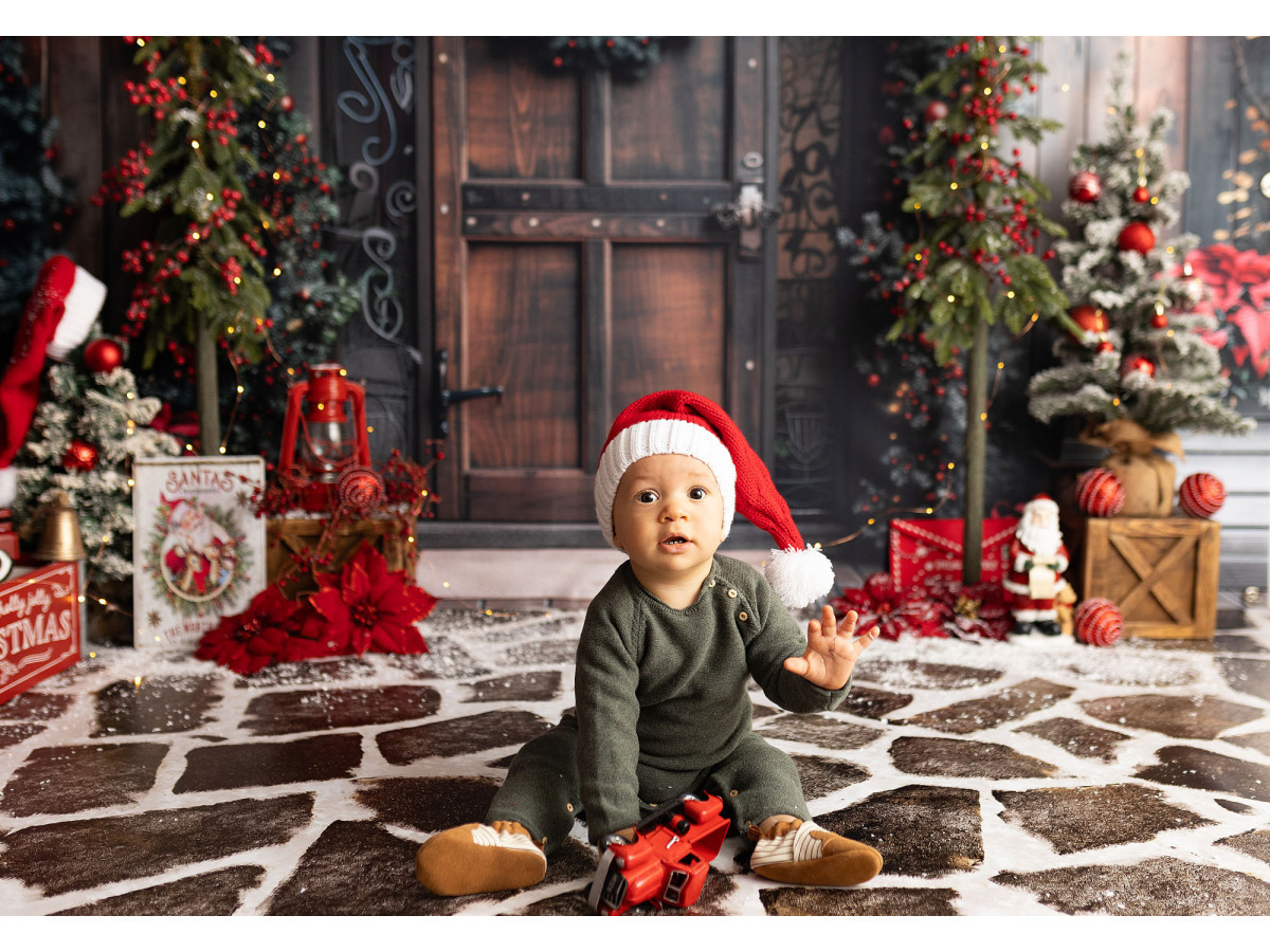 Fondo fotográfico de esquina de Navidad Oblivious Door – puerta navideña con suelo adoquinado | Colors&Drops