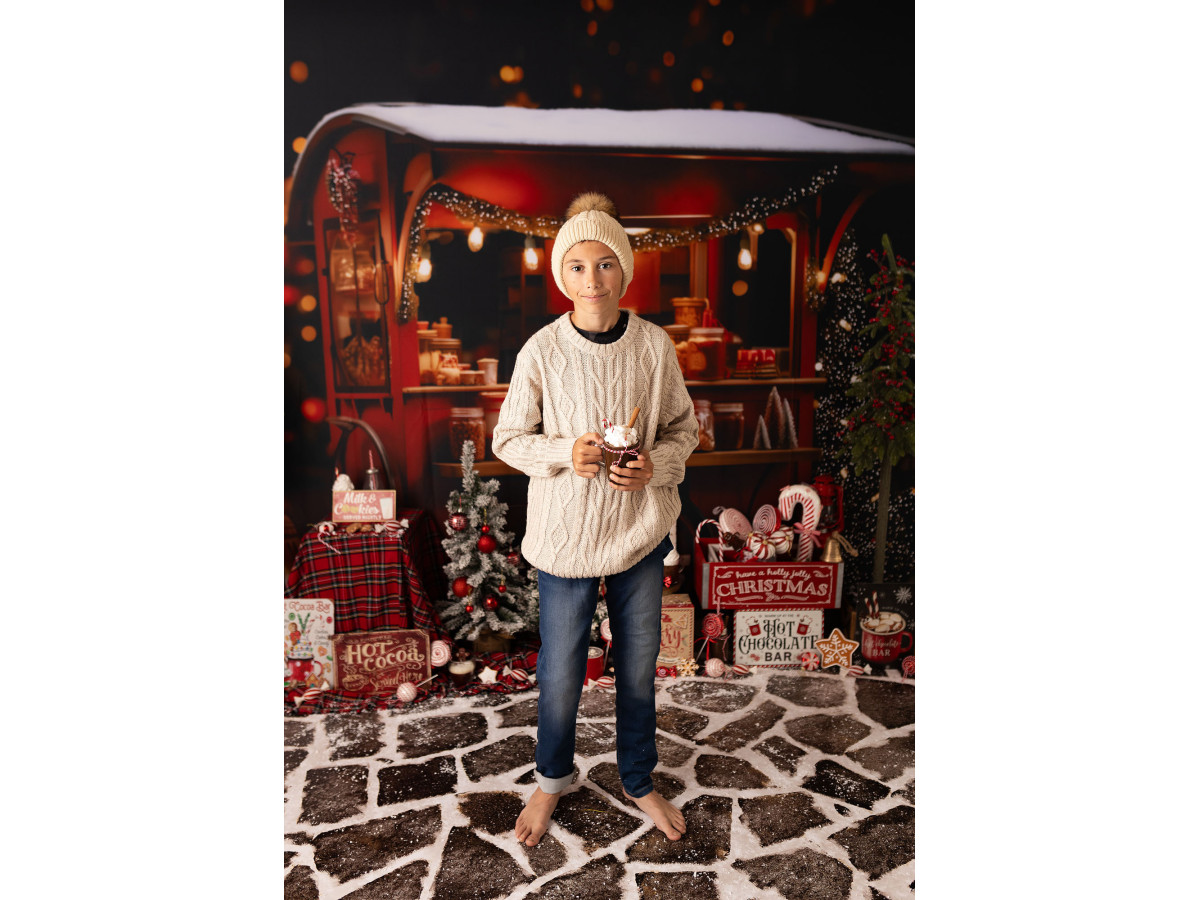 Fond photo Le Kiosque de Noel – kiosque de Noël rouge avec sapins et cadeaux | Colors&Drops