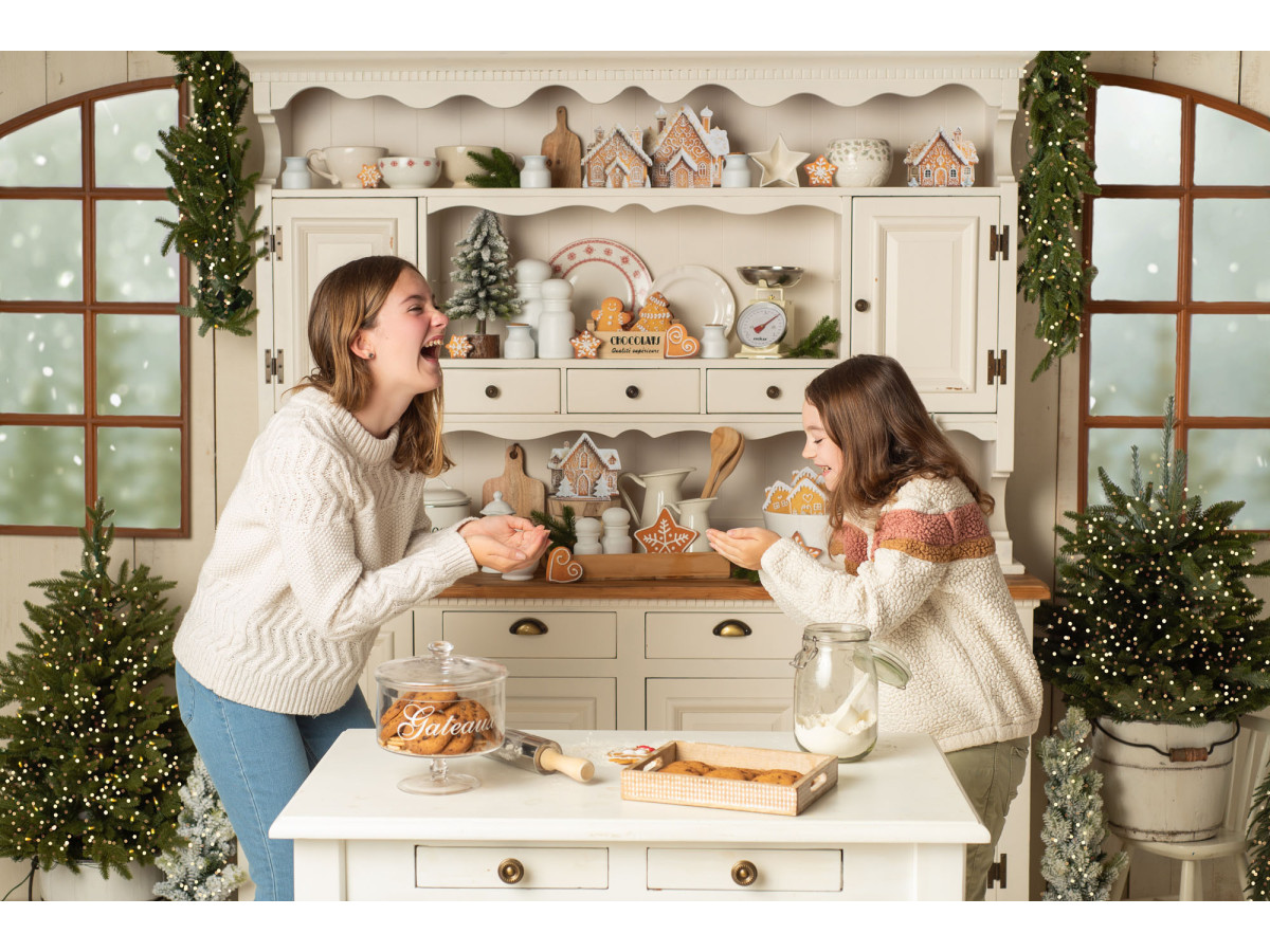 Fondo fotográfico de esquina de Navidad Ogreen Kitchen – cocina blanca navideña con suelo de madera | Colors&Drops