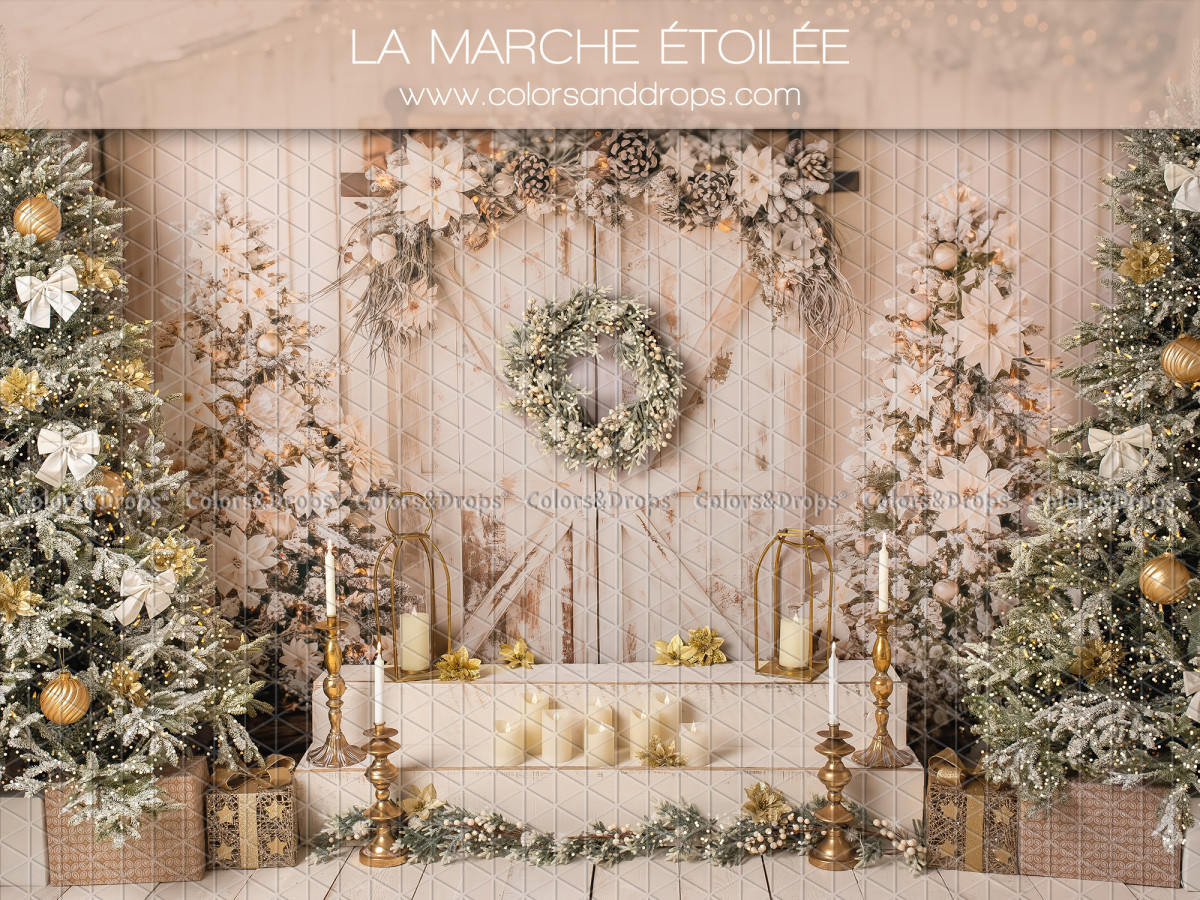 Fond photo de Noël La Marche Etoilee – marches blanches avec couronne et sapins dorés | Colors&Drops