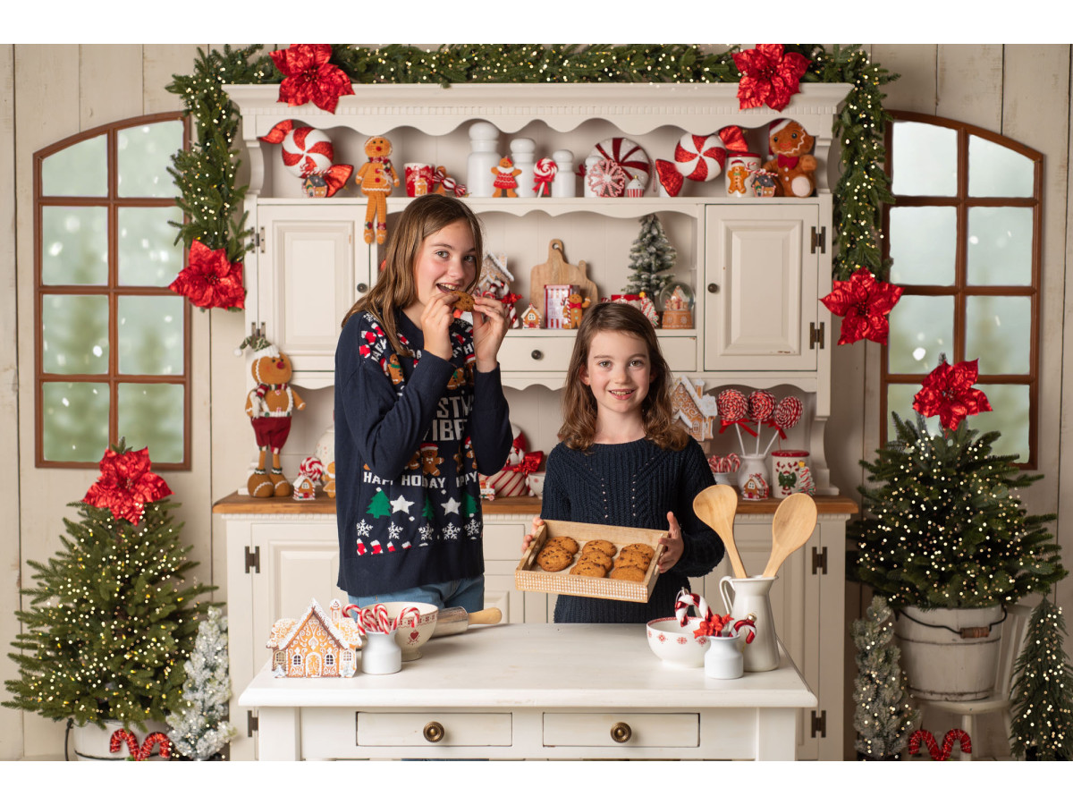Fond photo de Noël La Cuisine Gourmande – vaisselier blanc garni de friandises de Noël | Colors&Drops