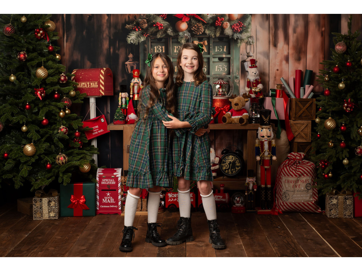 Fond photo de Noël Santas Workshop – atelier du Père Noël avec casse-noisettes et établi | Colors&Drops