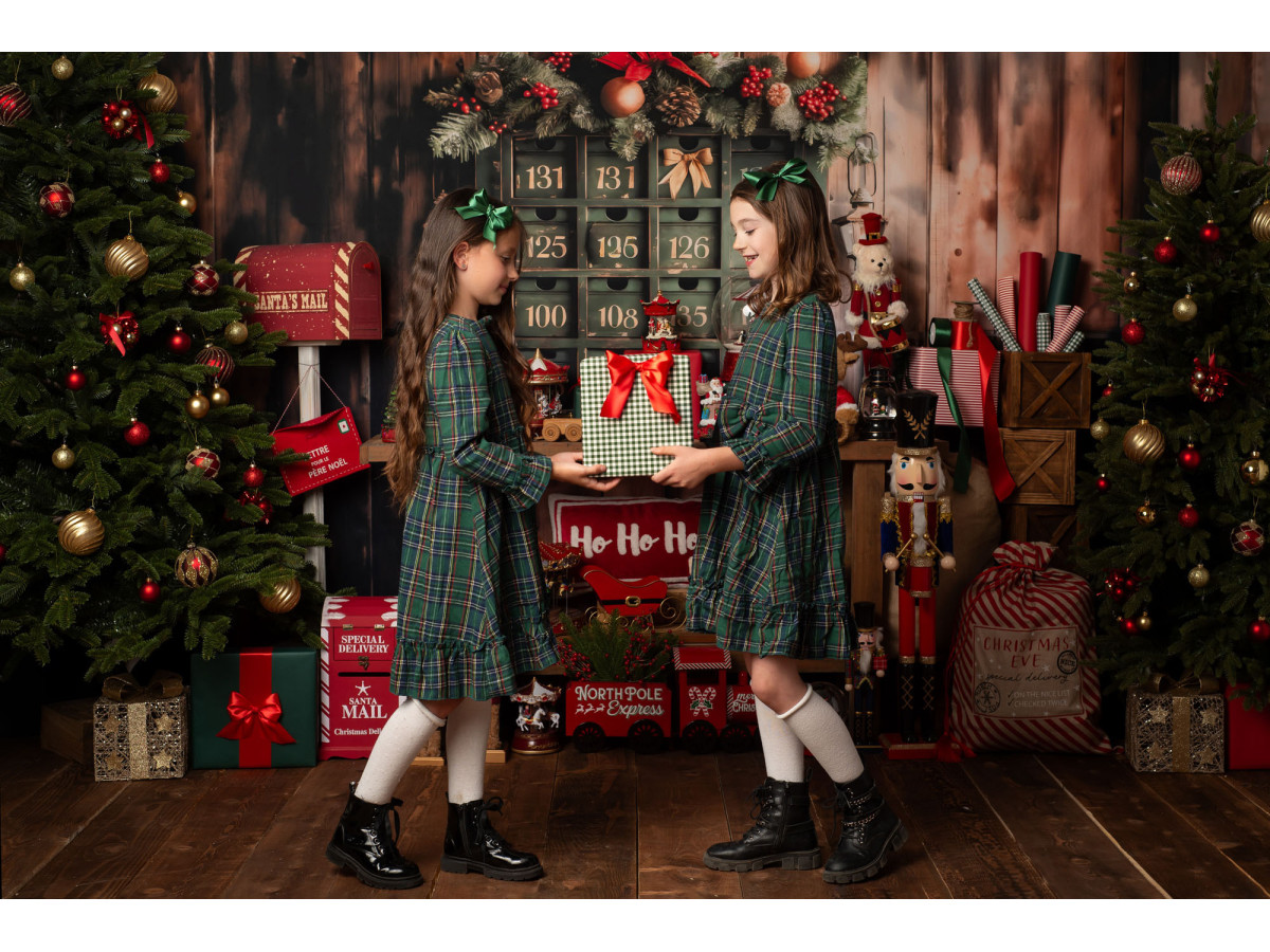 Fond photo de Noël Santas Workshop – atelier du Père Noël avec casse-noisettes et établi | Colors&Drops