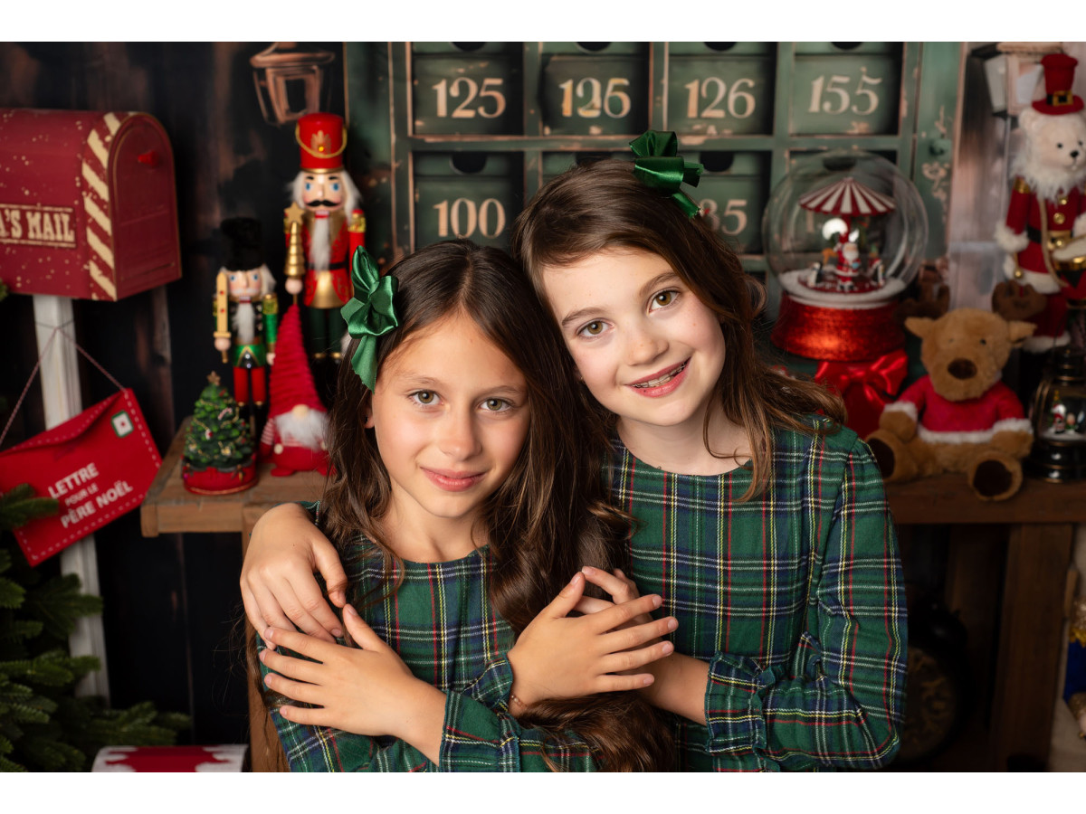 Fond photo de Noël Santas Workshop – atelier du Père Noël avec casse-noisettes et établi | Colors&Drops