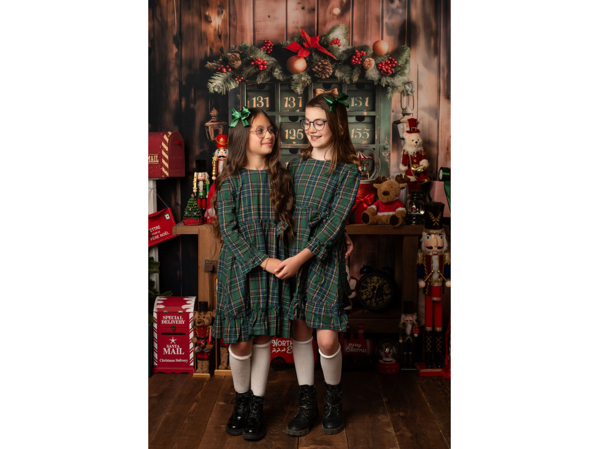 Fond photo de Noël Santas Workshop – atelier du Père Noël avec casse-noisettes et établi | Colors&Drops