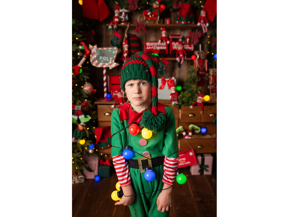 Fond photo de Noël L'Atelier des Lutins Farceurs – atelier des lutins avec commode, sapin et cadeaux | Colors&Drops