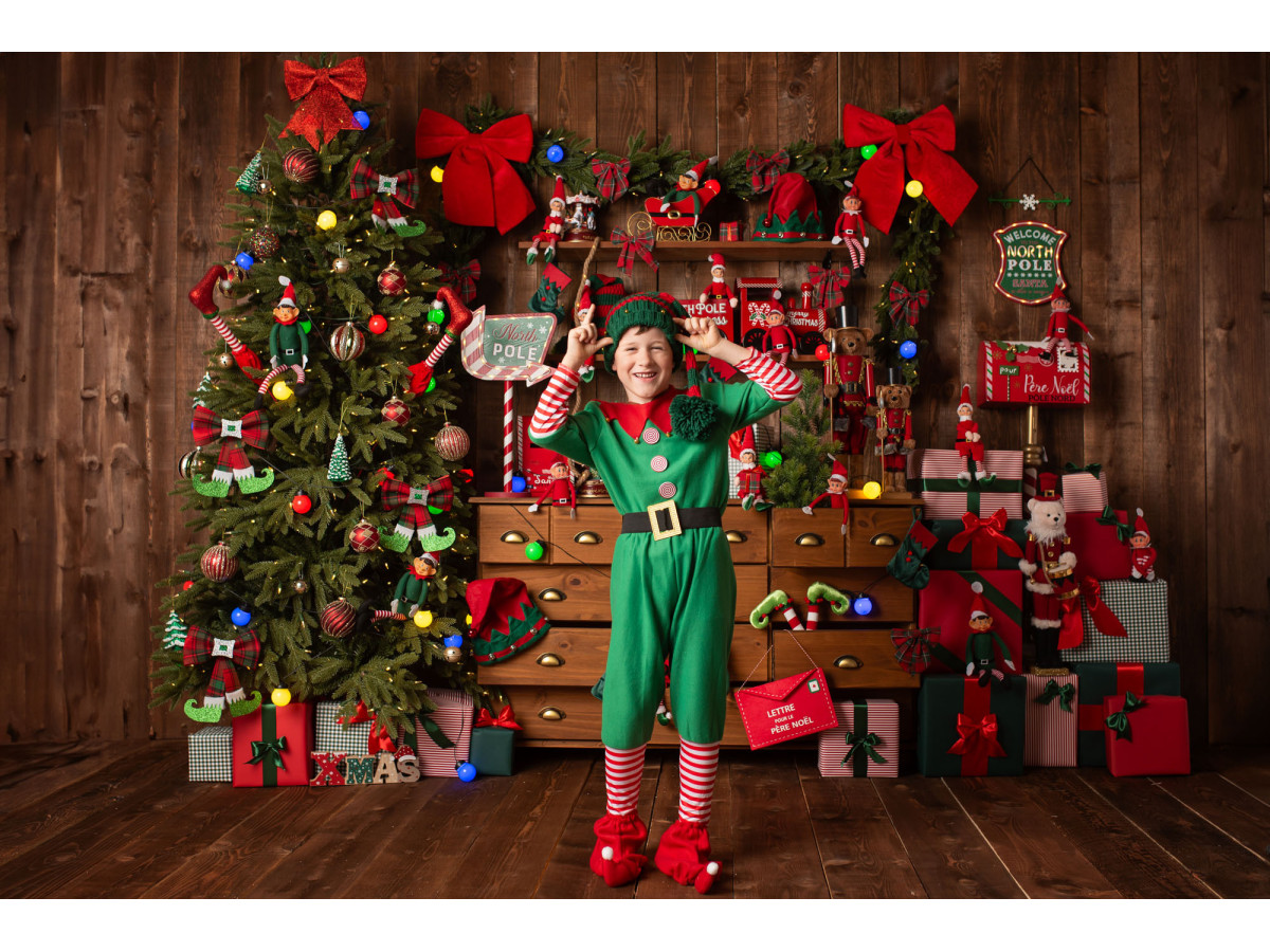 Fond photo de Noël L'Atelier des Lutins Farceurs – atelier des lutins avec commode, sapin et cadeaux | Colors&Drops
