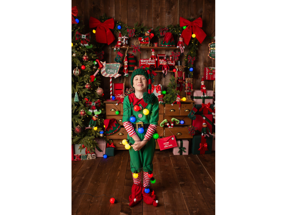 Fond photo de Noël L'Atelier des Lutins Farceurs – atelier des lutins avec commode, sapin et cadeaux | Colors&Drops