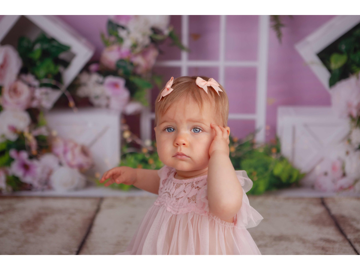 Baby & cake smash photo backdrop Althea – white window with flowered cubes on pink wall | Colors&Drops