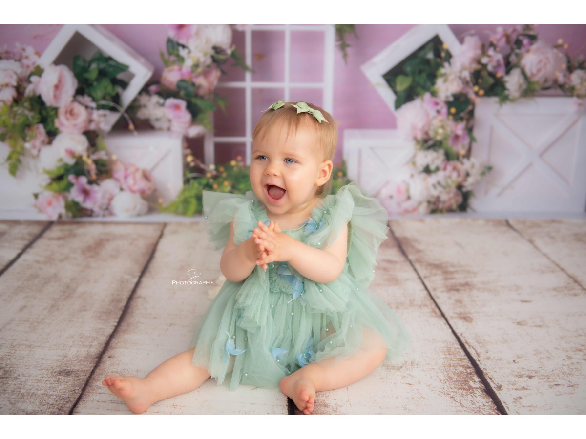 Baby & cake smash photo backdrop Althea – white window with flowered cubes on pink wall | Colors&Drops
