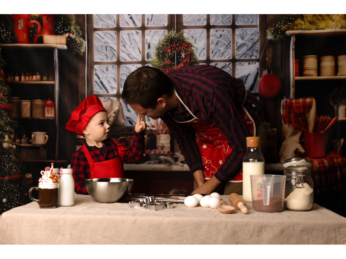 Fondo fotográfico de Navidad Kitchy – cocina navideña con isla roja, ventana y abeto | Colors&Drops