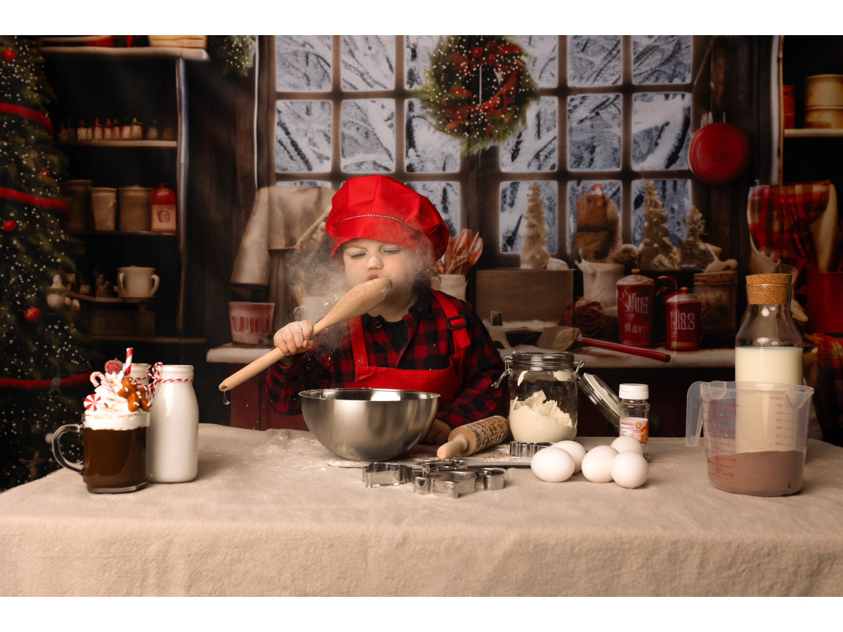Fondo fotográfico de Navidad Kitchy – cocina navideña con isla roja, ventana y abeto | Colors&Drops