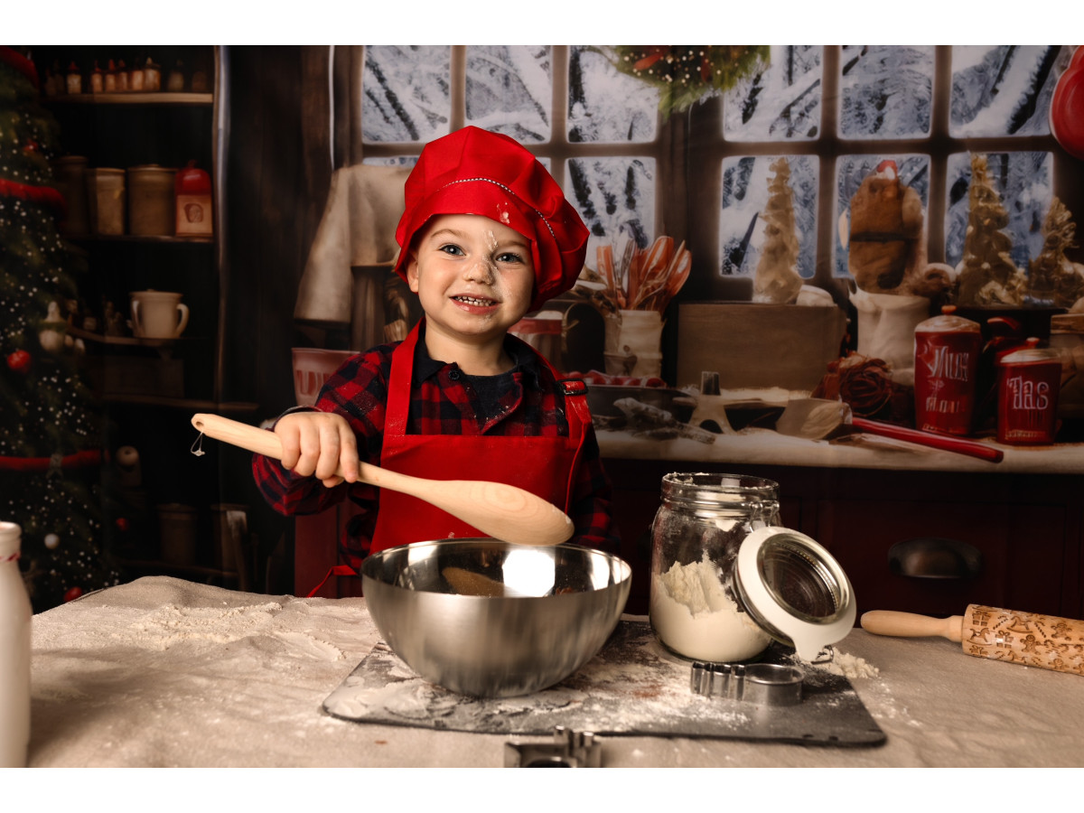 Fondo fotográfico de Navidad Kitchy – cocina navideña con isla roja, ventana y abeto | Colors&Drops