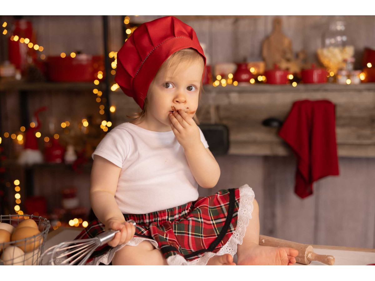 Christmas photo backdrop La Cuisine D'Antan – old-fashioned wooden kitchen decorated for Christmas | Colors&Drops