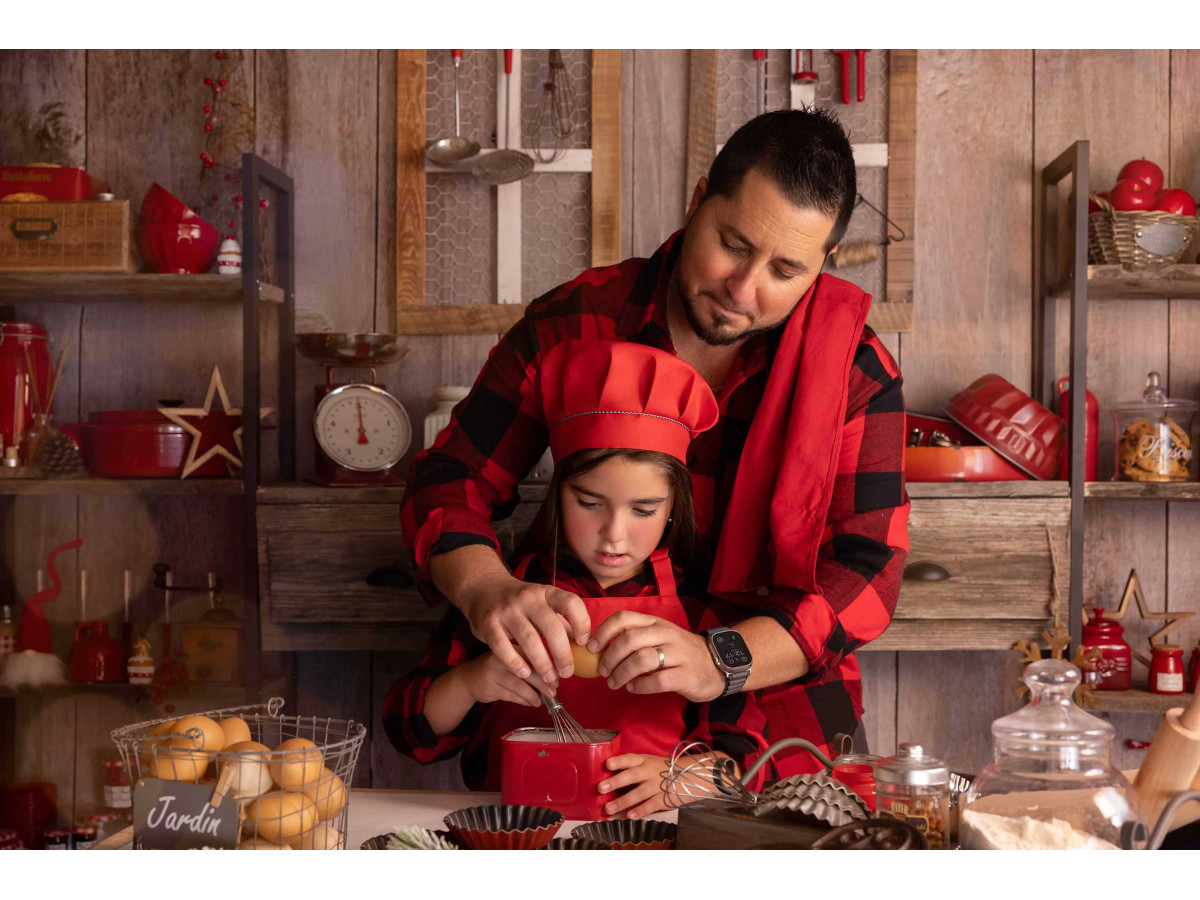 Christmas side photo backdrop La Cuisine D'Antan Side – wooden wall with wreath and Christmas gifts | Colors&Drops