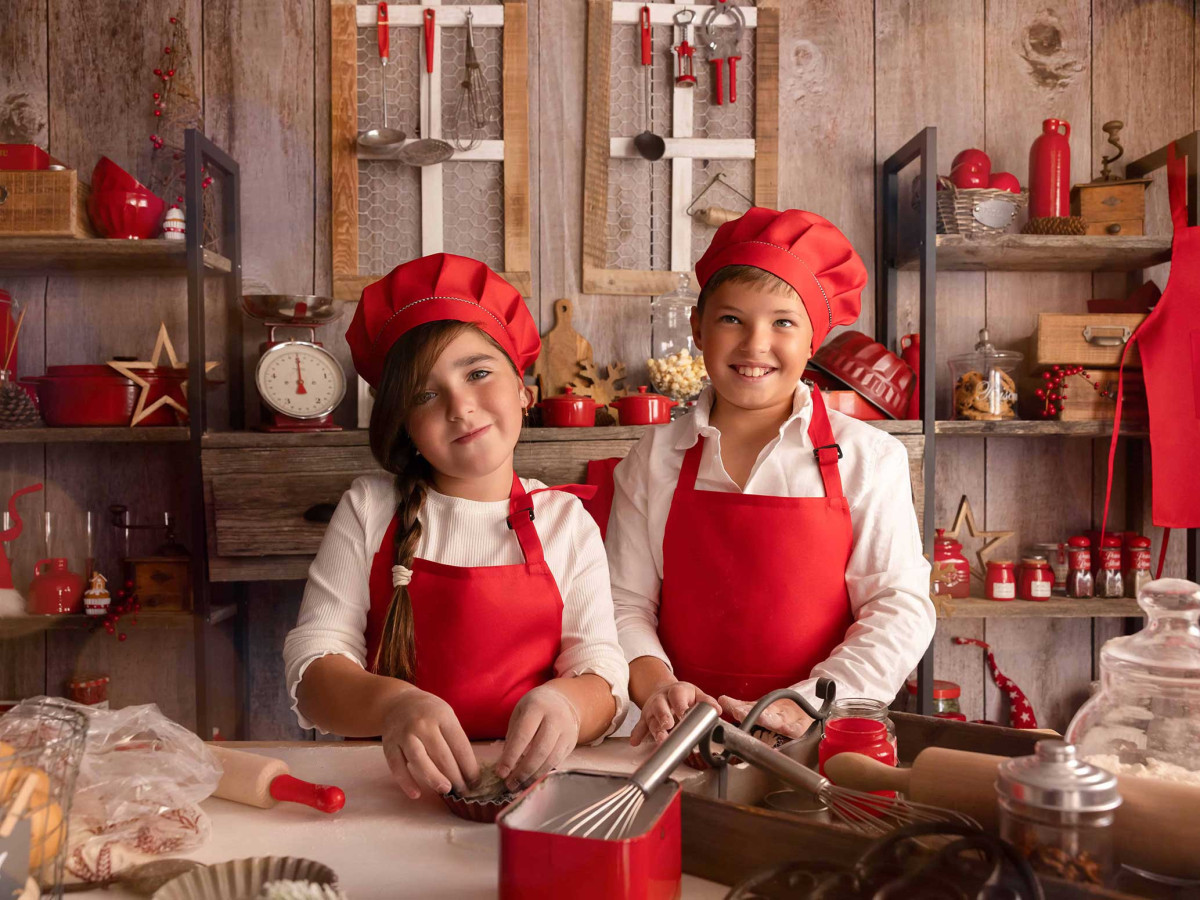 Fond photo latéral de Noël La Cuisine D'Antan Side – mur en bois avec couronne et cadeaux de Noël | Colors&Drops