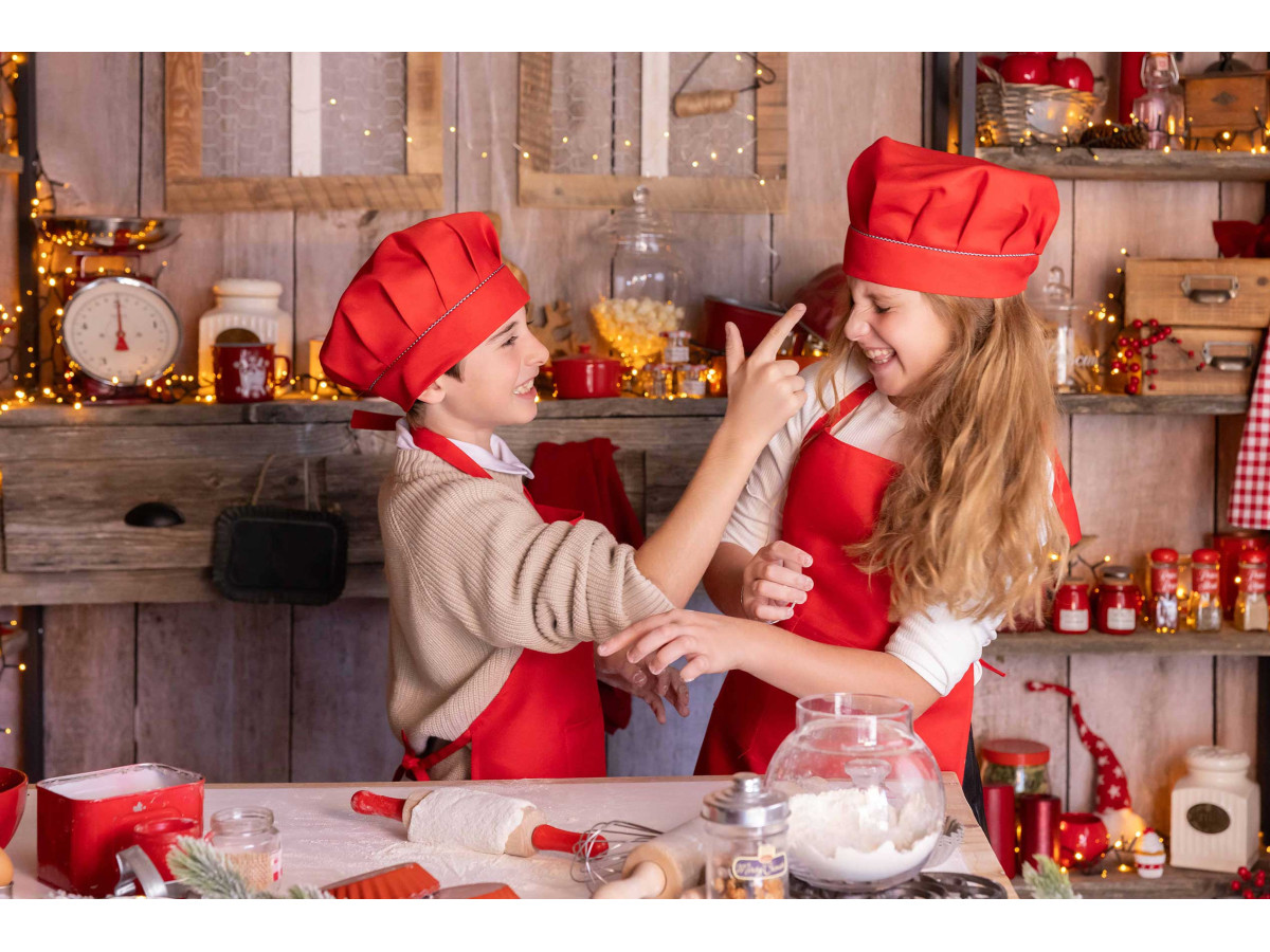 Fond photo latéral de Noël La Cuisine D'Antan Side – mur en bois avec couronne et cadeaux de Noël | Colors&Drops