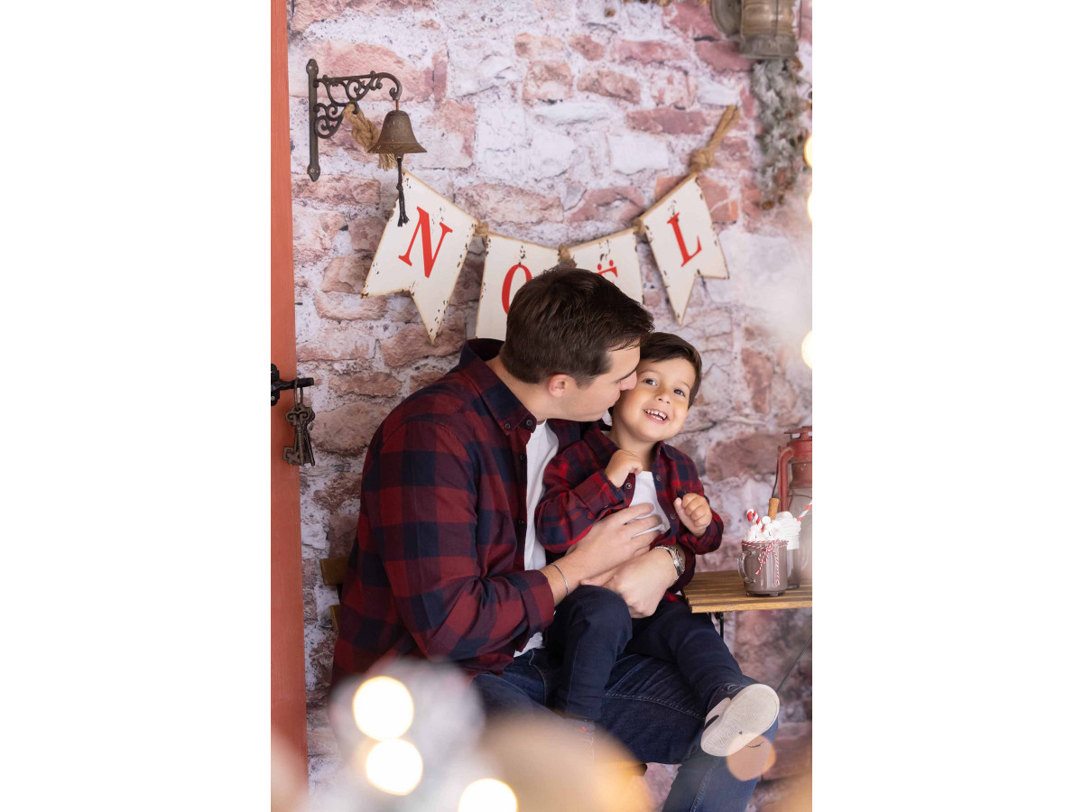 Fond photo d'angle de Noël La Porte sur Rue – porte et mur en brique enneigés | Colors&Drops