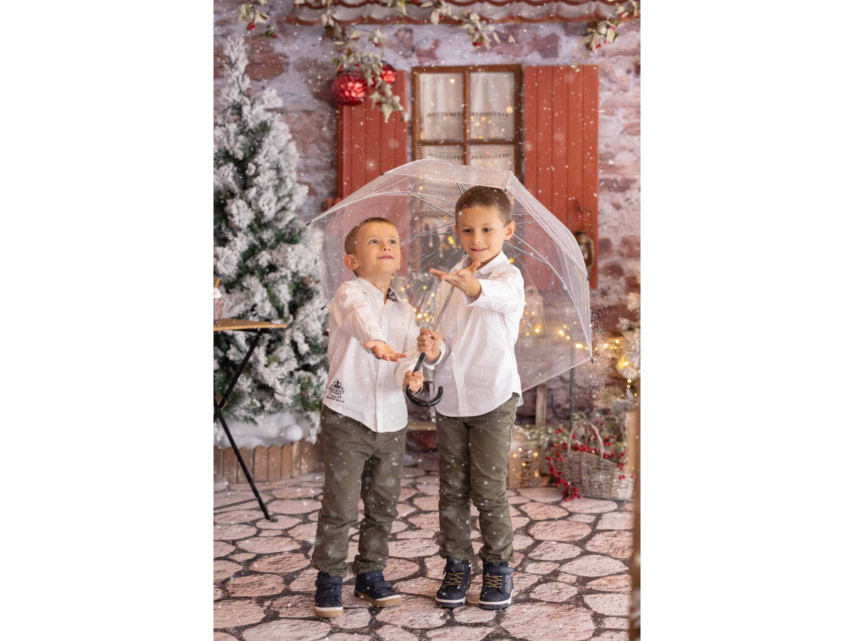 Fond photo de Noël Fenetre sur Rue – fenêtre aux volets rouges avec sapins lumineux | Colors&Drops