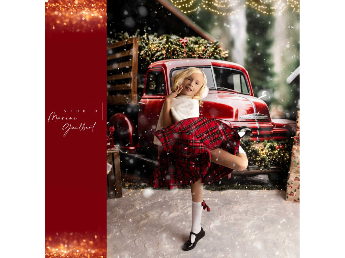 Fond photo d'angle de Noël Snow Truck + Poudreuse – pick-up rouge de Noël avec sol de neige | Colors&Drops