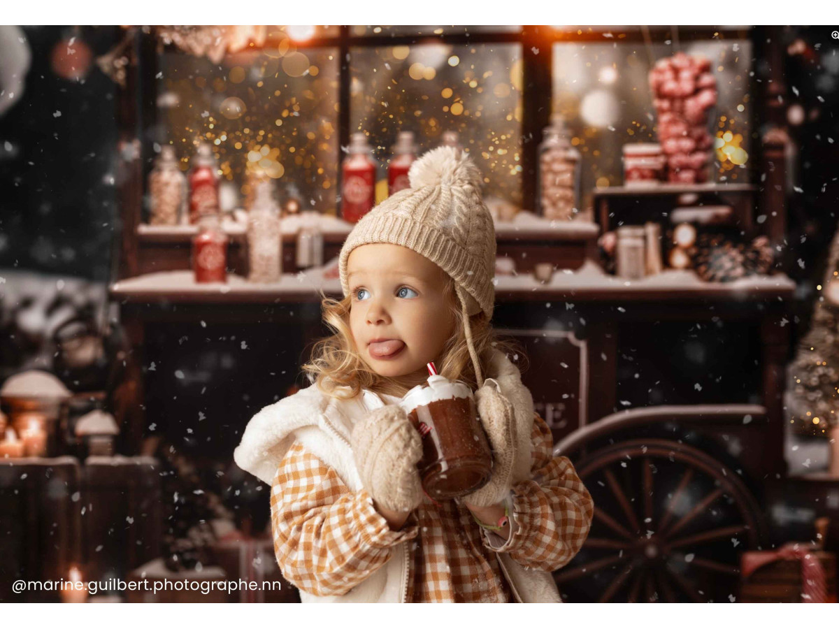Fond photo d'angle de Noël Hotty Chocolate – stand de chocolat chaud avec sol enneigé | Colors&Drops